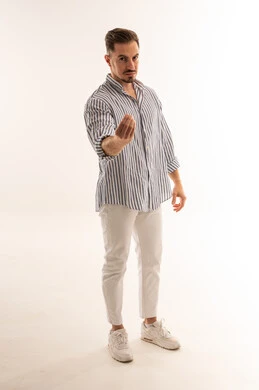 رجل سعودي يقوم بحركة تعبيرية باليد خلفية بيضاء