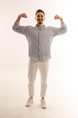 رجل سعودي يستعرض عضلاته في استوديو أبيض