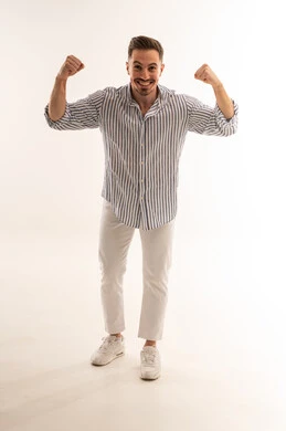 رجل سعودي يستعرض عضلاته في استوديو بخلفية بيضاء