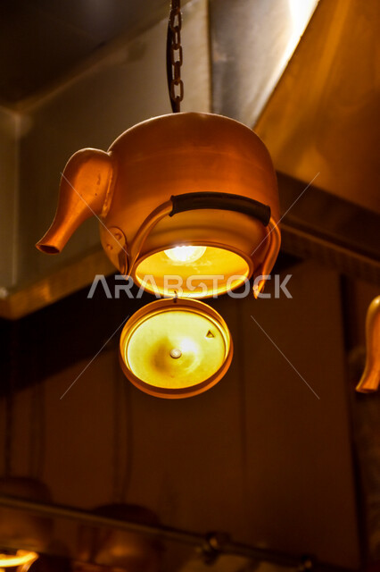 ديكورات عربية ، أفكار مبتكرة ، إبريق شاي مصنوع من نحاس مقلوب على شكل مصباح ، الفن الشعبي التراثي