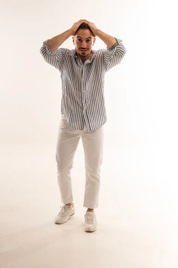 رجل سعودي يعبر عن التوتر بخلفية بيضاء