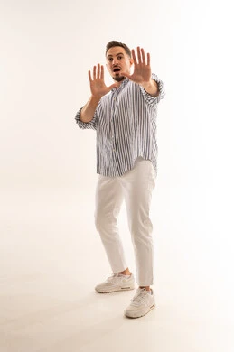 رجل سعودي بوضعية صدمة وحركة توقف دفاعية