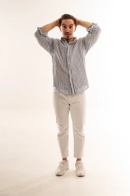 رجل سعودي مصدوم يضع يديه على رأسه في الاستوديو