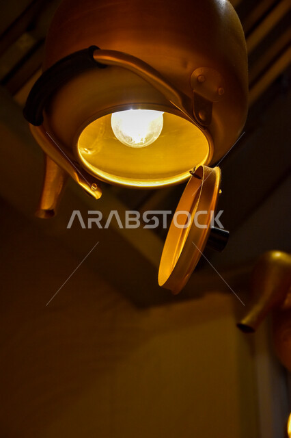 ديكورات عربية ، أفكار مبتكرة ، إبريق شاي مصنوع من نحاس مقلوب على شكل مصباح ، الفن الشعبي التراثي