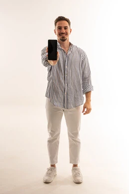 رجل سعودي يمسك هاتف ذكي بشاشة فارغة خلفية بيضاء