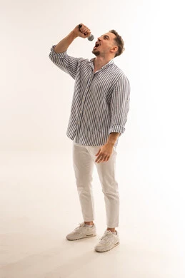 رجل سعودي يغني في الميكروفون في الاستوديو