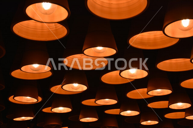 صورة من زاوية سفلى لمجموعة من المصابيح معلقة في السقف ، أفكار مبتكرة ، ديكورات عربية ، الفن الشعبي التراثي