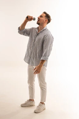 رجل سعودي يغني في الميكروفون داخل الاستوديو