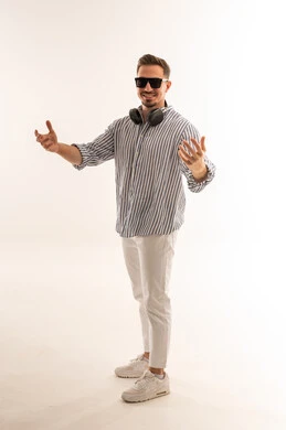 رجل سعودي بقميص كاجوال ونظارات شمسية في الاستوديو