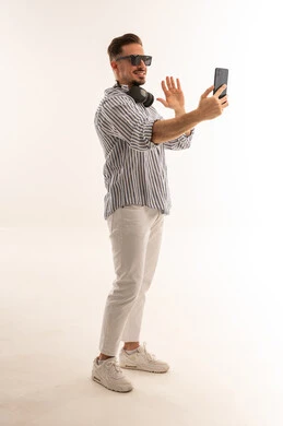 رجل سعودي يلوح أثناء مكالمة فيديو بالهاتف الذكي