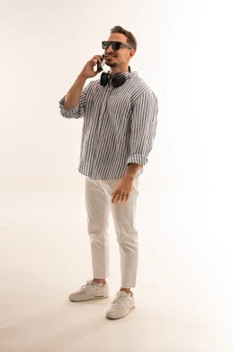 رجل سعودي يتحدث عبر الهاتف المحمول في الاستوديو