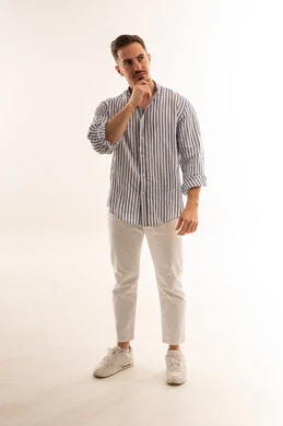 رجل سعودي بوضعية تفكير في الاستوديو بخلفية بيضاء