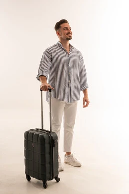 رجل سعودي مسافر مع حقيبة سفر على خلفية بيضاء