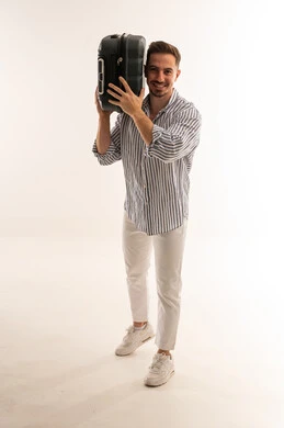 رجل سعودي يحمل حقيبة سفر سوداء في الاستوديو