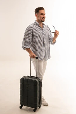 رجل سعودي مع حقيبة سفر سياحة في استوديو بخلفية بيضاء