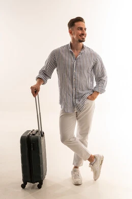 رجل سعودي مع حقيبة سفر أمام خلفية بيضاء