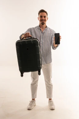 رجل سعودي يحمل حقيبة سفر وهاتف ذكي خلفية بيضاء