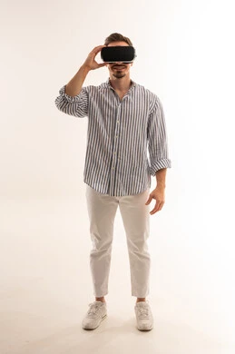 رجل سعودي يستخدم نظارة الواقع الافتراضي في استوديو