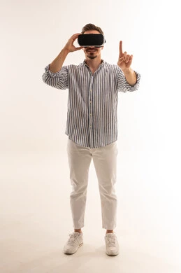 رجل سعودي يرتدي نظارة واقع افتراضي خلفية بيضاء