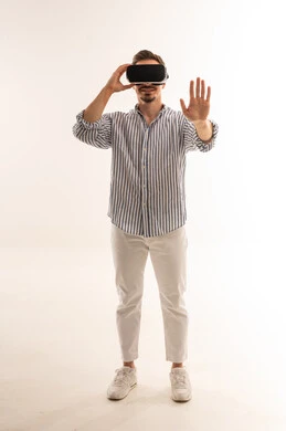 رجل سعودي يستخدم سماعة الواقع الافتراضي بخلفية بيضاء