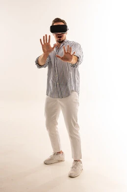 رجل سعودي يستخدم نظارة الواقع الافتراضي بتعبير مندهش