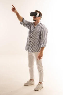 رجل سعودي يستخدم سماعة الواقع الافتراضي بخلفية بيضاء