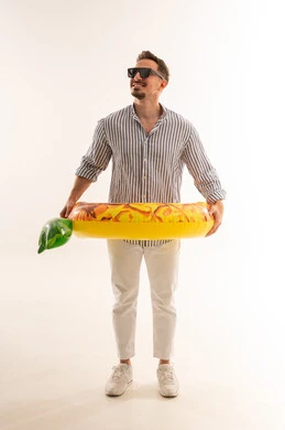 رجل سعودي مع عوامة أناناس في الاستوديو