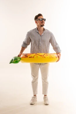 رجل سعودي يحمل طوق سباحة للعطلة الصيفية