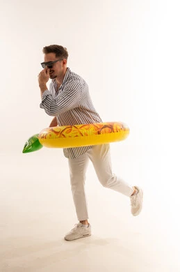 رجل سعودي مع عوامة سباحة في استوديو أبيض