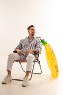 رجل سعودي مع عوامة أناناس صيفية في الاستوديو