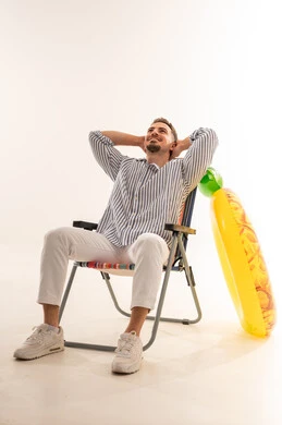 رجل سعودي على كرسي بحر مع طوق سباحة