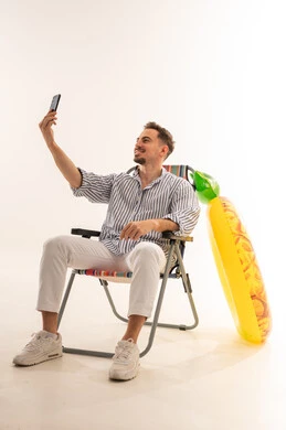 رجل سعودي يلتقط سيلفي على كرسي الشاطئ مع عوامة