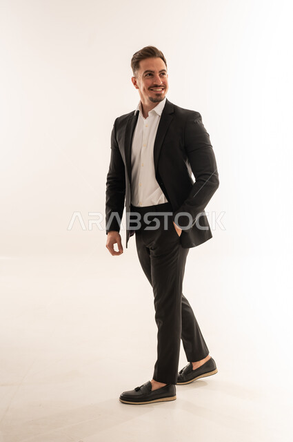 رجل أعمال سعودي ببدلة سوداء على خلفية بيضاء