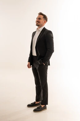 رجل أعمال سعودي يرتدي بدلة سوداء خلفية بيضاء رجل أعمال سعودي يرتدي بدلة سوداء خلفية بيضاء