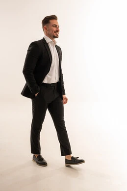 رجل أعمال سعودي ببدلة رسمية يمشي في الاستوديو