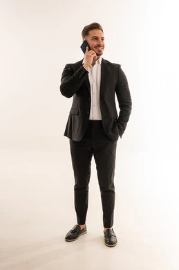 رجل أعمال سعودي ببدلة يتحدث عبر الهاتف المحمول