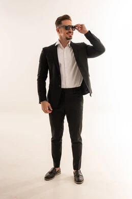 رجل سعودي ببدلة سوداء ونظارات شمسية