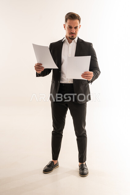 رجل أعمال سعودي يراجع وثائق رسمية