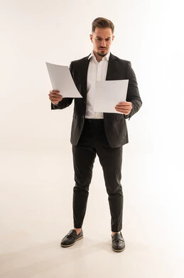 رجل أعمال سعودي يراجع وثائق رسمية