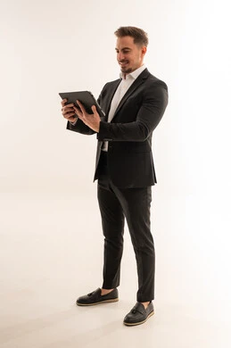 رجل أعمال سعودي مع جهاز لوحي على خلفية بيضاء