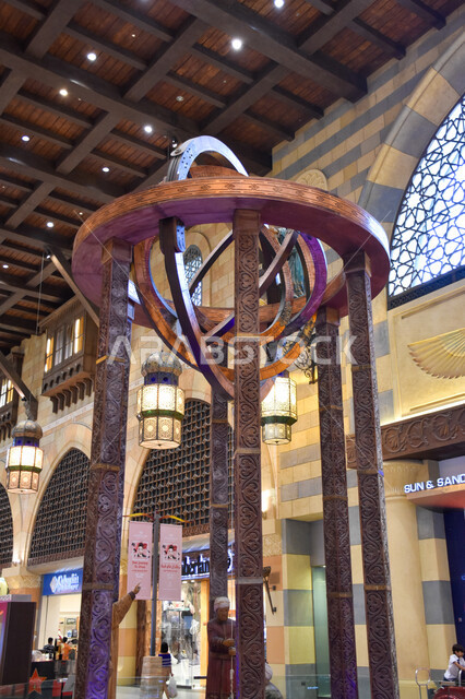 صورة لمجسم لانجازات العرب في علم المثلثات داخل ابن بطوطة مول بدبي بالإمارات العربية المتحدة ، السياحة في الإمارات ، آلة اختراع عربية قديمة