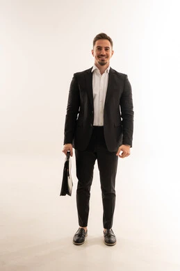 رجل أعمال سعودي يحمل حقيبة عمل خلفية بيضاء