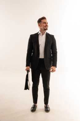 رجل أعمال سعودي يرتدي بدلة سوداء مع حقيبة عمل