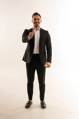 رجل أعمال سعودي يشير بالإعجاب أمام خلفية بيضاء