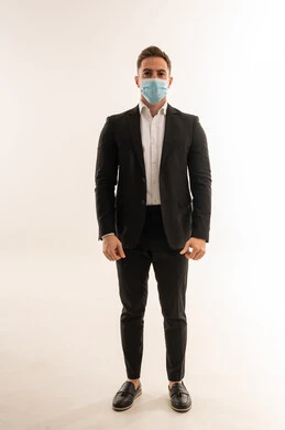 رجل أعمال سعودي بالبدلة الرسمية يرتدي كمامة طبية