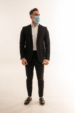 رجل أعمال سعودي بالبدلة الرسمية يرتدي كمامة طبية