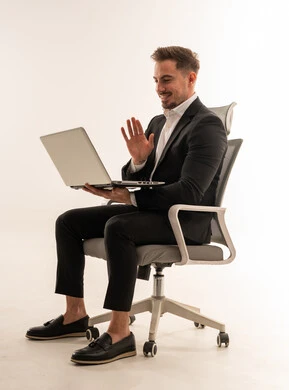 رجل أعمال سعودي في مكالمة فيديو بخلفية بيضاء