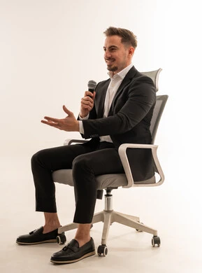 رجل أعمال سعودي يتحدث عبر الميكروفون داخل الاستوديو