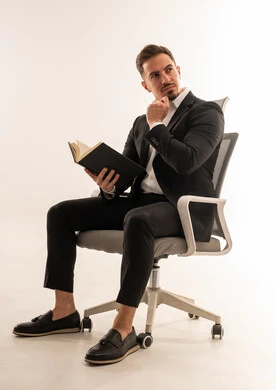 رجل أعمال سعودي مع دفتر ملاحظات بخلفية بيضاء رجل أعمال سعودي مع دفتر ملاحظات بخلفية بيضاء