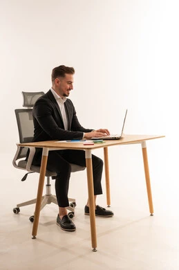 رجل أعمال سعودي يعمل على لاب توب في مكتبه